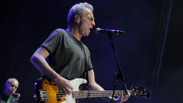David Summers, de Hombres G, durante el concierto de este sábado en Sevilla