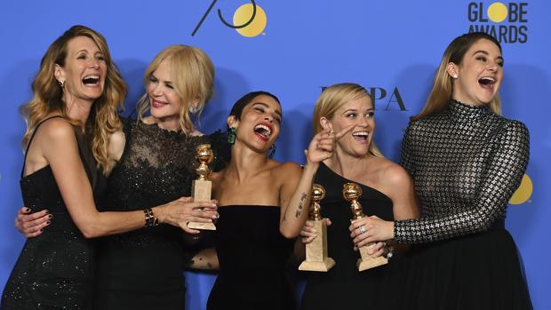 Las chicas del #metoo. De izquierda a derecha, Laura Dern, Nicole Kidman, Zoe Kravitz, Reese Witherspoon y Shailene Woodley de luto en la gala de los Globos de Oro