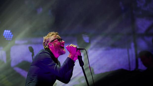 Matt Berninger, cantante de The National, anoche durante la actuación de la banda en Barcelona