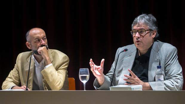 Francisco Javier Expósito Lorenzo y Juan Manuel de Prada, durante la presetación del volumen en Barcelona