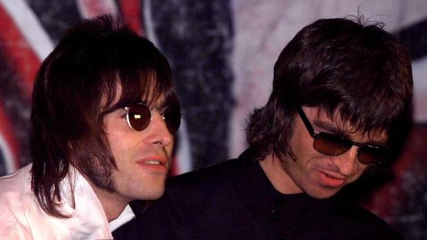 Noel y Liam Gallagher, hermanos y miembros del grupo Oasis