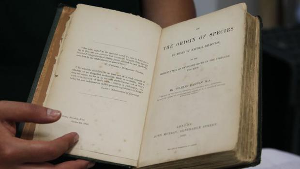 Fotografía de un ejemplar de la primera edición de «El Origen de las Especies»
