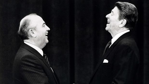 Gorvachov y Reagan se miran y ríen