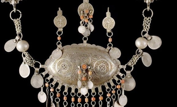 Pectoral de plata bereber, pieza que será subastada próximamente por Alcalá Subastas