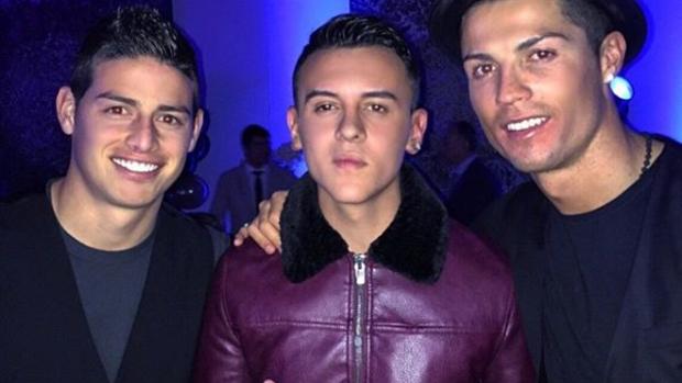 El reguetonero colombiano entre James y Cristiano Ronaldo