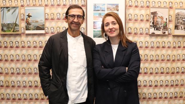José Luis de la Fuente, galerista de JosédelaFuente, junto a María Gracia de Pedro
