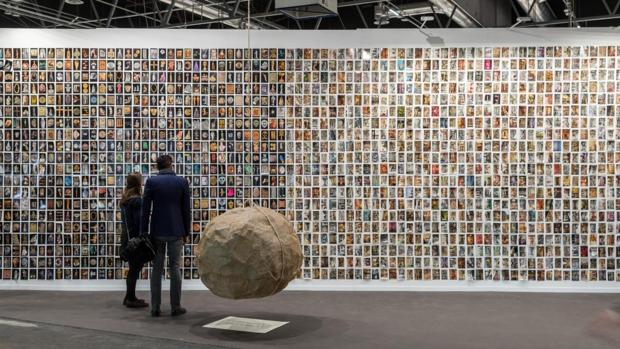 Vista del estand de Parra&Romero, con las obras de Oriol Vilanova y Luis Camnitzer