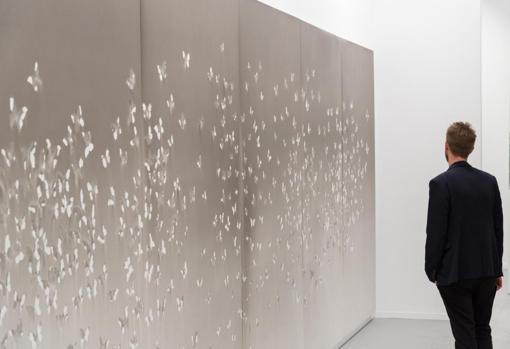 Un espectador frente a la obra de Claudio Parmiggiani
