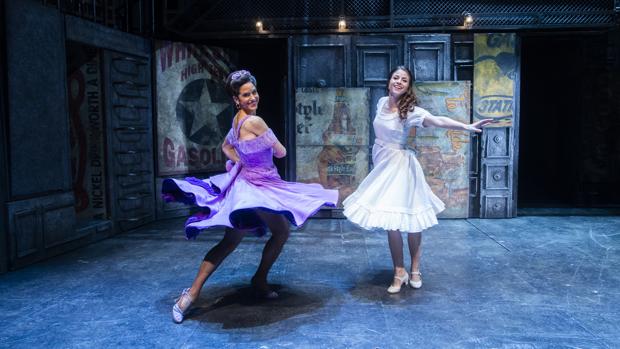 Silvia Álvarez y Talía del Val, en el escenario del Teatro Calderón, donde se representa «West Side Story»