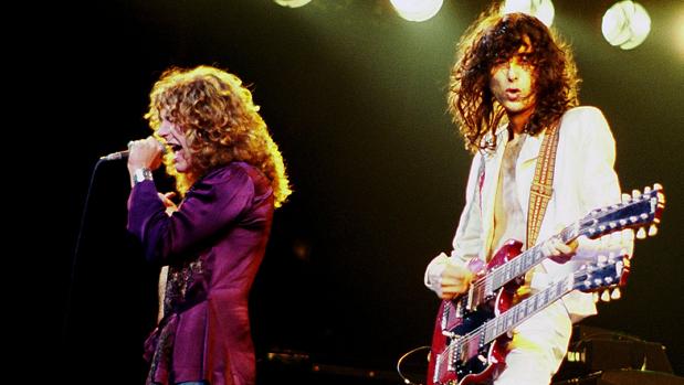 Jimmy Page, con su famosa guitarra de doble mástil, junto a Robert Plant durante un concierto en Chicago (1977)