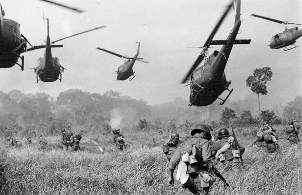 Helicópteros sobrevolando a soldados norteamericanos en 1965 en Vietnam