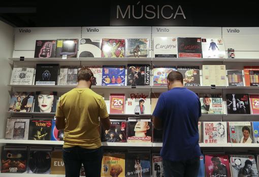 Dos clientes ojeando vinilos en la Fnac