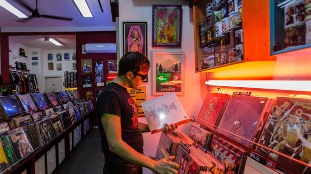 Juano Azagra en Sevilla Record, todo un clásico para los aficionados al rock en Sevilla