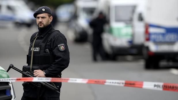 Un policía monta guardia este miércoles en los alrededores del Hotel L'arrivee en Dortmund