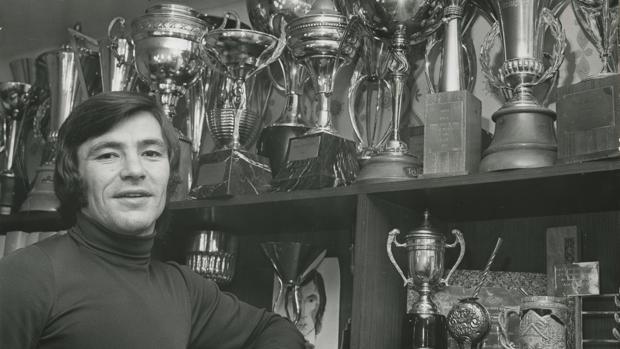 Ángel Nieto, con sus trofeos
