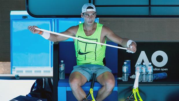 Nadal, durante un descanso en un entrenamiento de esta semana en Melbourne