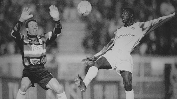 Buyo y Weah, en el PSg-Real Madrid de la Copa de la UEFA de 1993