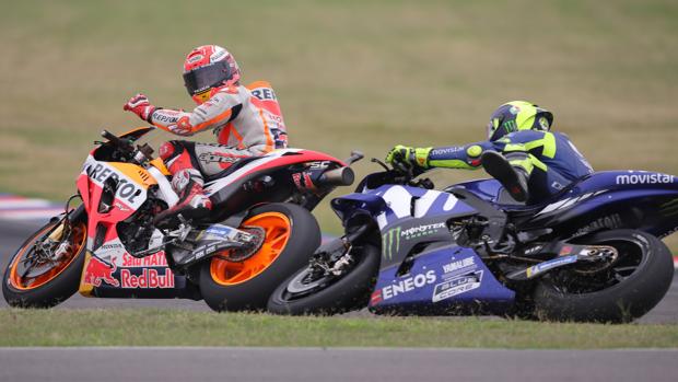 Momento en el que Márquez tira a Rossi