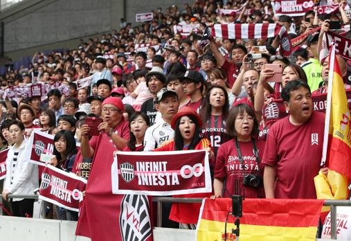 Aspecto de la grada principal del Estadio Noevir de Kobe durante la presentación