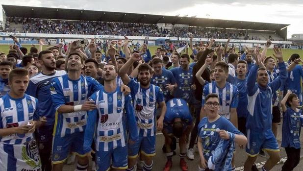Los jugadores de la Arandina celebran la clasificación para la segunda eliminatoria