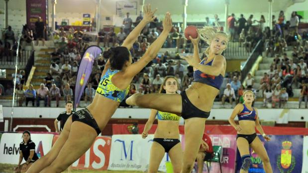 Jugadoras disputando la final del Arena 1000 de Antequera Playa