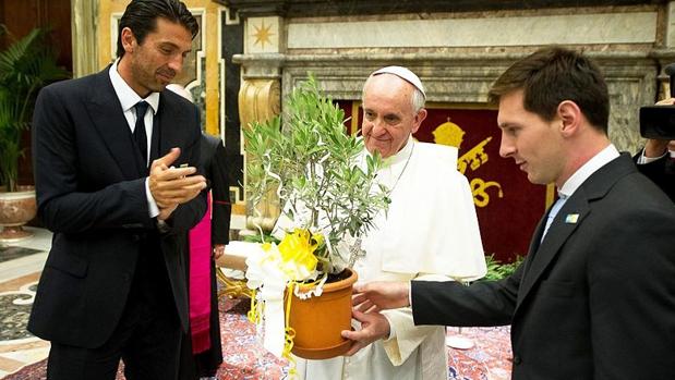 Messi y Buffon junto al Papa Francisco con el olivo de la Paz bendecido
