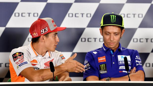 Márquez tiende la mano a Rossi, que le niega el gesto