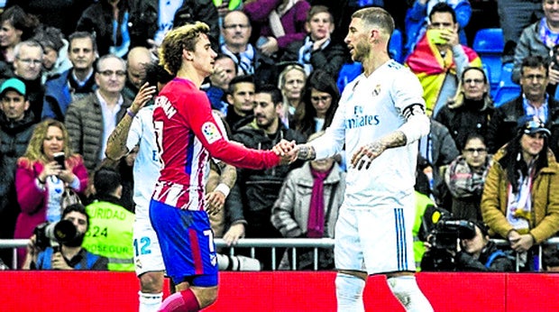 Sergio Ramos y Antoine Griezmann se saludan tras el derbi en el Santiago Bernabéu de la temporada 2017-2018