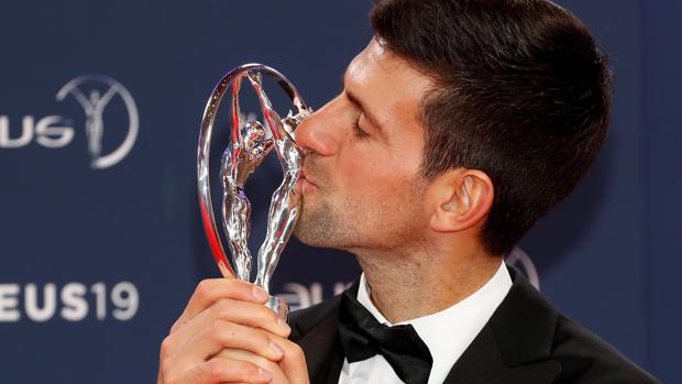 Novak Djokovic posa con el Premio Laureus