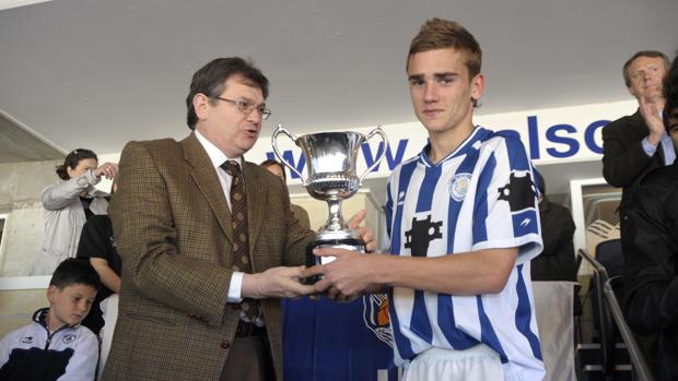 Griezmann levanta un trofeo como juvenil de la Real