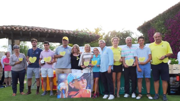 Los padres de Celia, en el centro, sin trofeos, con los ganadores de la jornada