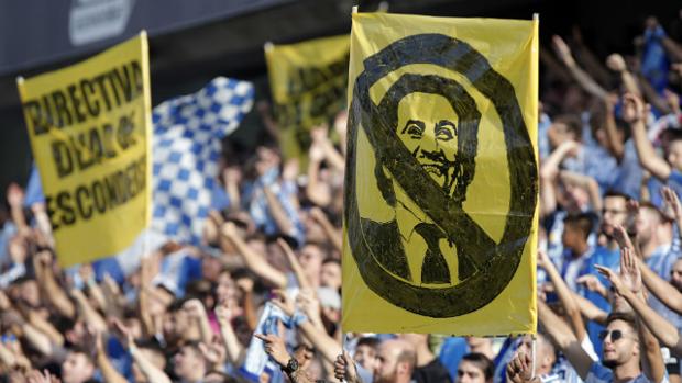 Aficionados malacitanos protestan contra la gestión del jeque Al-Thani.