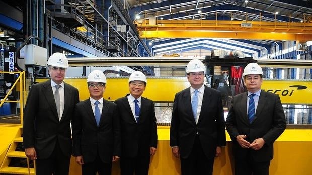 El delegado del Gobierno en Andalucía, Antonio Sanz (d), junto al presidente de Navantia, José Manuel Revuelta (2d); al embajador de Corea, Park Hee-Kwon (c); el presidente de DSEC, Man-Soo Kim (2i), y el del Grupo Ibaizábal, Alejandro Aznar (i), en los astilleros de Navantia planta de Puerto Real (Cádiz), donde se ha iniciado hoy, con una alianza con la empresa coreana DSEC