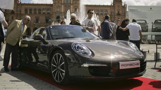 Un porsche en la Plaza de España de Sevilla