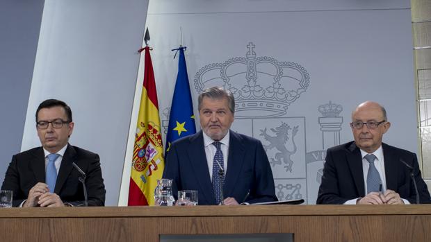 El ministro de Economía, Román Escolano, junto al portavoz de Gobierno y titular de Educación, Íñigo Méndez de Vigo, y el ministro de Hacienda, Cristóbal Montoro