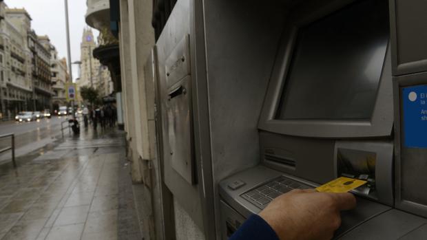 También ha ayudado el recorte del volumen total del crédito prestado por las entidades financieras