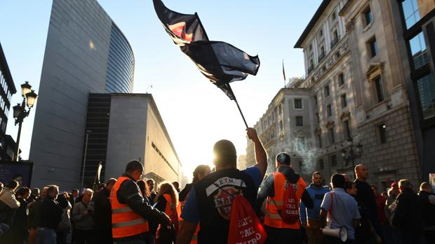 Decenas de taxistas en la calle Cedaceros, cerca del Congreso de los Diputados