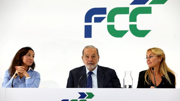 El rCarlos Slim, principal accionista de FCC junto a la presidenta de la constructora y segunda accionista, Esther Koplowitz (dcha) y su hermana Esther Alcocer Koplowitz