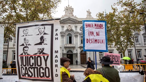 Un grupo de personas protesta contra la banca ante la sede del Tribunal Supremo