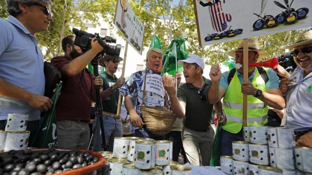 Los agricultores sevillanos protestan contra la imposición de aranceles por parte de Estados Unidos