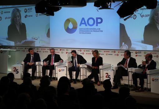 Scaffardi (Saras), Aires (BP,) Imaz (Repsol), la moderadora, Miró (Cepsa) y Diogo (Galp), durante el coloquio