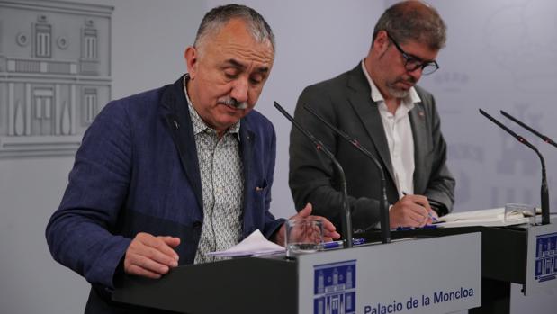 Los secretarios generales de UGT y CC.OO., Pepe Álvarez y Unai Sordo, tras un encuentro con Pedro Sánchez