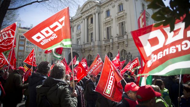 Concentración de trabajadores de Endesa ante la embajada de Italia en Madrid, en marzo pasado