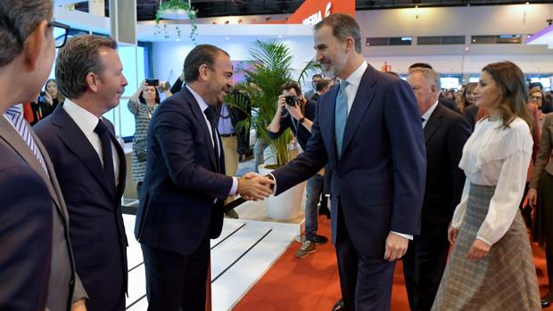 Los Reyes saludan al Vicepresidente Ejecutivo y CEO de Meliá, Gabriel Escarrer