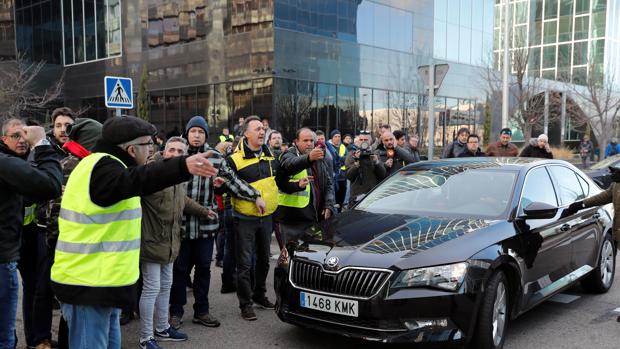 Protesta de taxista a un VTC en la última huelga del sector en Madrid (Foto de archivo)