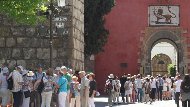 Turistas a las puertas del Real Alcázar de Sevilla