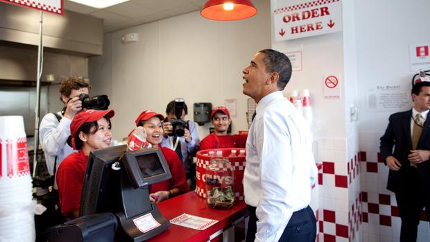 Siendo presidente de los Estados Unidos, Barack Obama hizo un paréntesis en su trabajo para pedir personalmente una hamburguesa en Five Guys