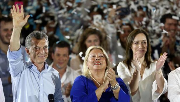 Mauricio Macri, junto a María Eugenia Vidal (d) y Elisa Carrió, en un acto de campaña, este martes en Buenos Aires