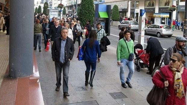 Transeúntes por la avenida Maissonanave de Alicante.