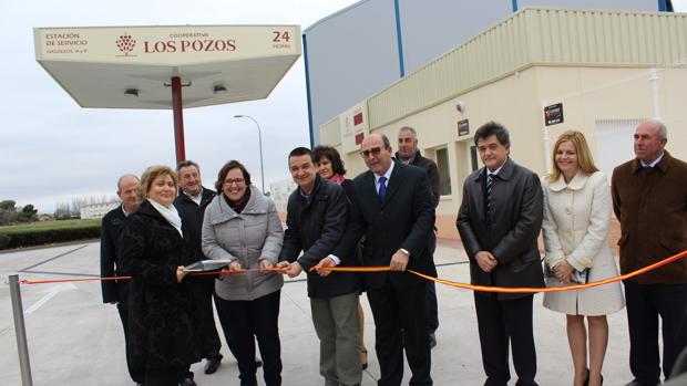 El consejero de Agricultura ha sido el encargado de cortar la cinta inaugural de las nuevas instalaciones de la cooperativa de Daimiel, en presencia del alcalde, la delegada de la Junta y el presidente de la sociedad, entre otros